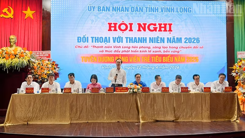 Chủ tịch Ủy ban nhân dân tỉnh Vĩnh Long Trần Trí Quang trả lời câu hỏi của thanh niên. 