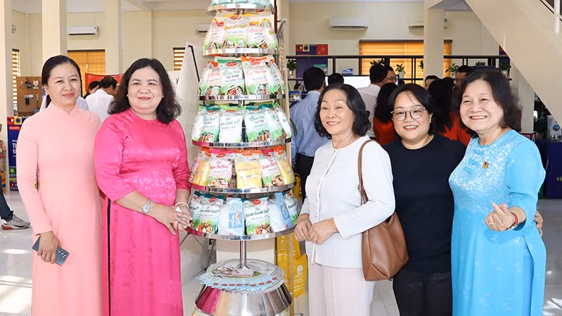 Lãnh đạo tỉnh Vĩnh Long tại "Không gian thương hiệu và công nghệ".