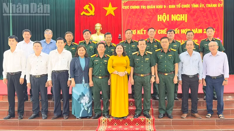 Đại biểu tham dự hội nghị chụp ảnh lưu niệm. 