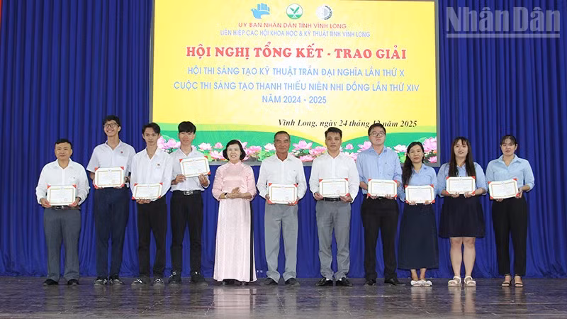 ndo_tr_anh-2-trao-giai-hoi-thi-tdn.jpg