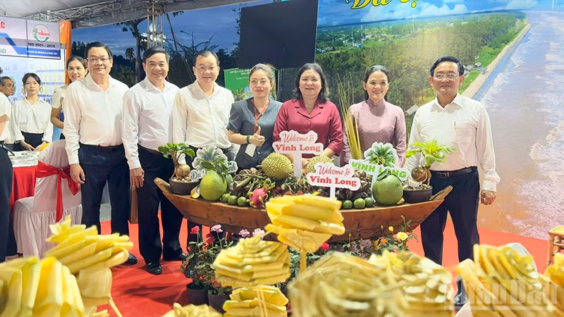 Lãnh đạo tỉnh Vĩnh Long tham quan các gian hàng. 
