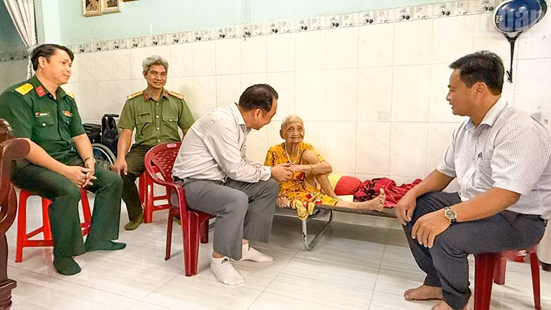 Đồng chí Lữ Quang Ngời cùng đoàn công tác đến thăm và tặng quà gia đình Mẹ Việt Nam Anh hùng Mai Thị Đém, ngụ phường Phước Hậu, tỉnh Vĩnh Long. 