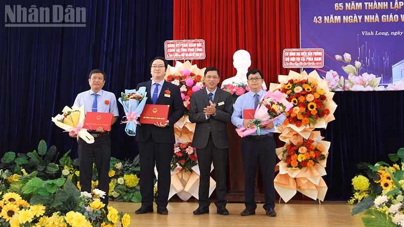 Trao quyết định công nhận 3 Phó Giáo sư. 