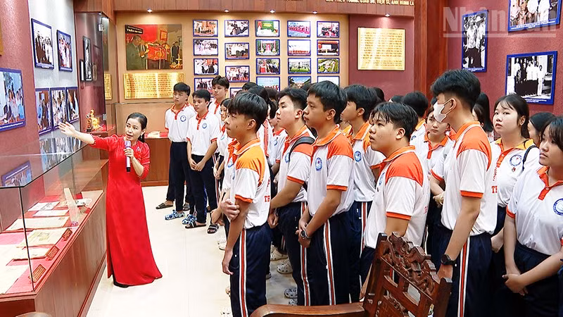 Các em học sinh chăm chú lắng nghe giới thiệu về thân thế, sự nghiệp của Giáo sư, Viện sĩ Trần Đại Nghĩa. (Ảnh: QUỐC KHÁNH)