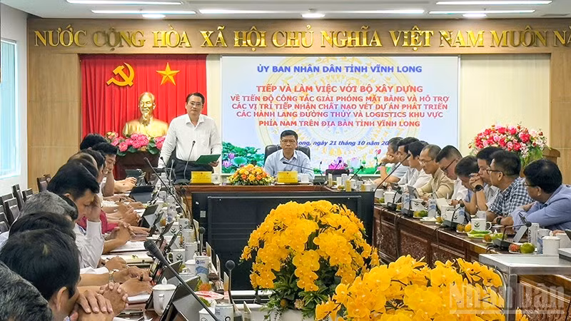 Lãnh đạo tỉnh Vĩnh Long ghi nhận và tiếp thu ý kiến chỉ đạo của Thứ trưởng Xây dựng. (Ảnh: BÁ DŨNG)
