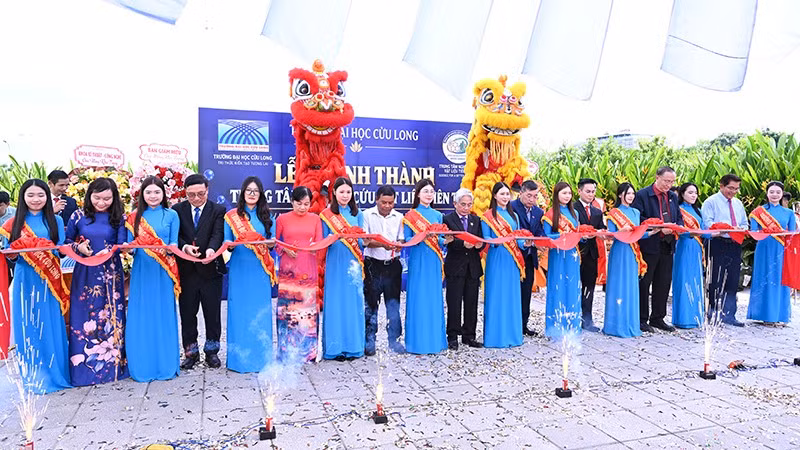 Nghi thức cắt băng khánh thành Trung tâm. (Ảnh: NGUYỄN DÔ) 