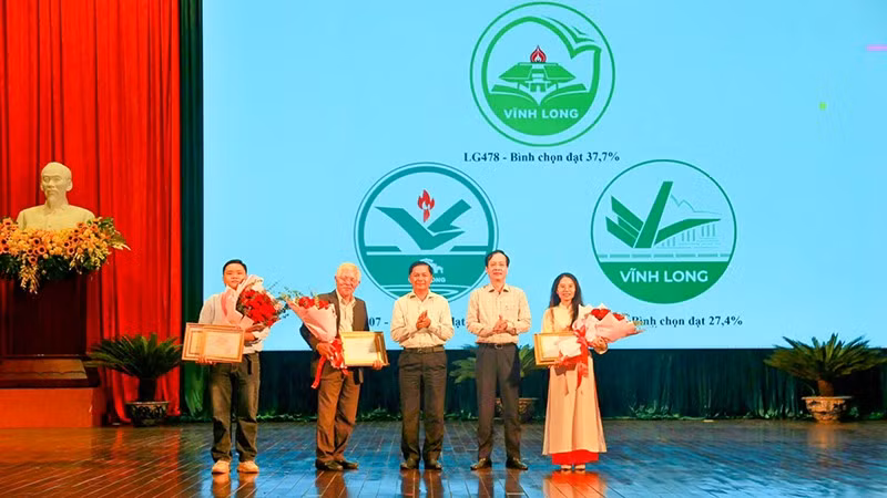 Bí thư Tỉnh ủy Vĩnh Long Trần Văn Lâu và Chủ tịch Ủy ban nhân dân tỉnh Vĩnh Long Trần Trí Quang trao giải cho các tác giả. 