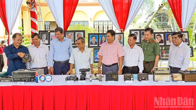 Đại biểu tham quan gian trưng bày dụng cụ tác nghiệp phát thành và truyền hình ngày xưa. 