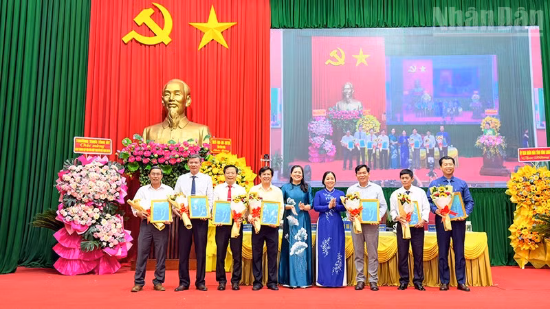 ndo_tr_anh-3-phu-nu.jpg