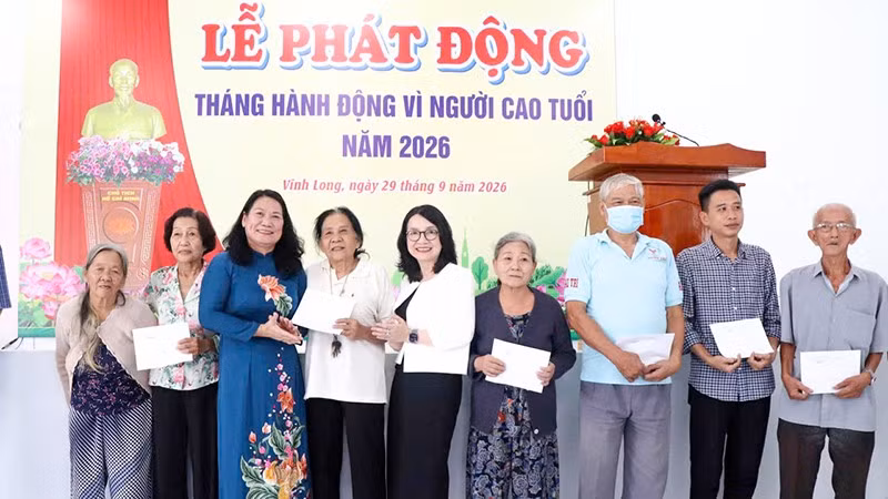 Lãnh đạo tỉnh Vĩnh Long trao quà cho người cao tuổi trong ngày lễ phát động. (Ảnh: BÁ DŨNG)