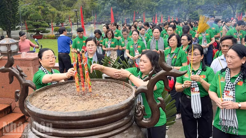 ndo_bl_anh-2-dang-huong-nghia-trang-hang-duong.jpg
