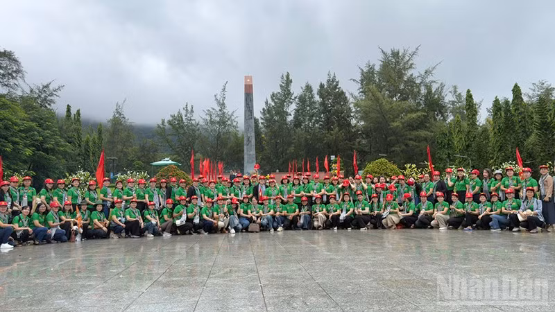 ndo_br_anh-5-doan-vphu-nu-tinh-vinh-long-ve-nguon-tai-con-dao.jpg
