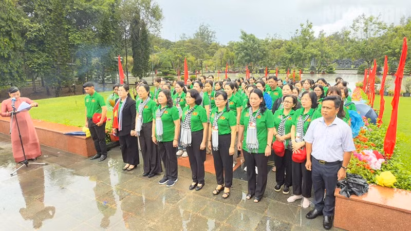 Đoàn phụ nữ tỉnh Vĩnh Long viếng nghĩa trang Hàng Dương vào chiều 12/9. 