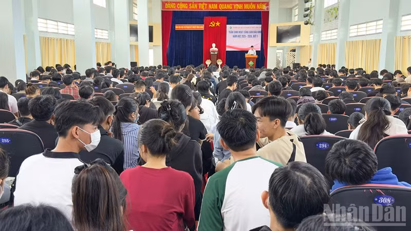 ndo_br_anh-1-500-sinh-vien-du-tap-huan.jpg