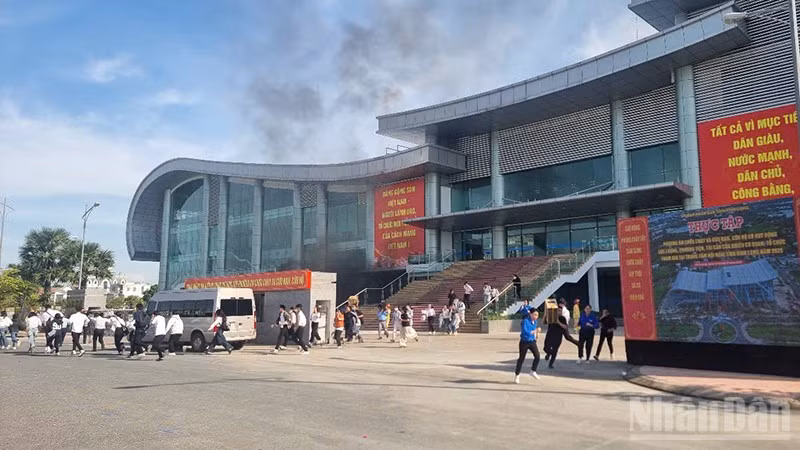ndo_br_anh-2-khi-co-chay-nguoi-dan-chay-ra-ngoai.jpg