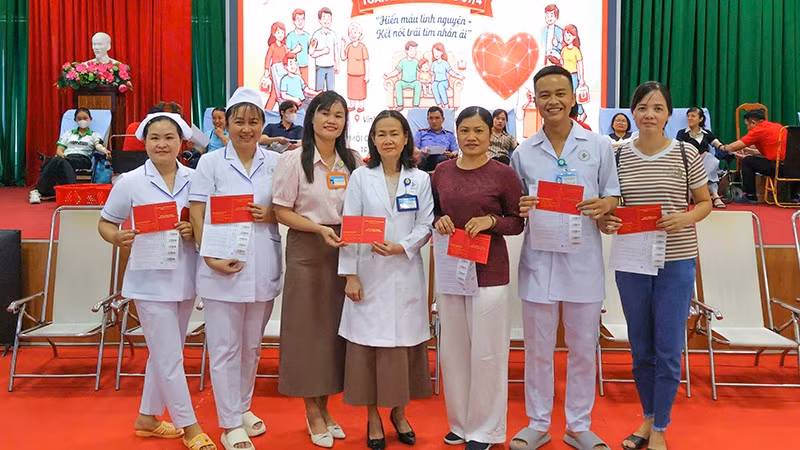 Cán bộ Y tế Vĩnh Long hiến máu tình nguyện. 