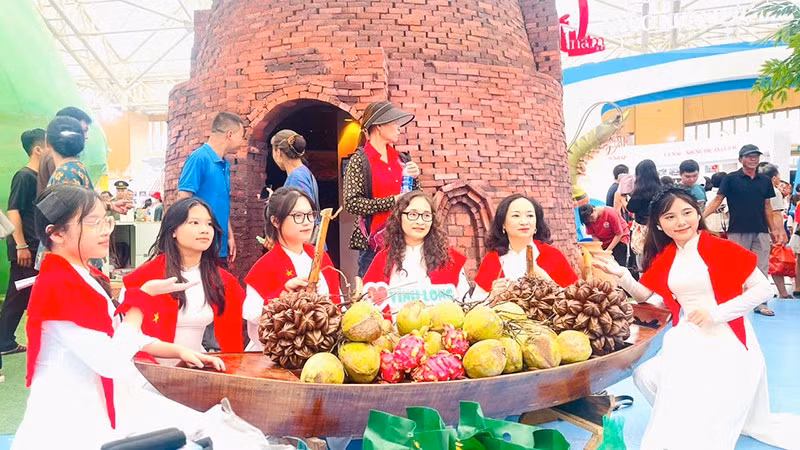 ndo_tr_anh-3-lo-gach-gom-la-dac-san-lang-nghe-o-vinh-long.jpg
