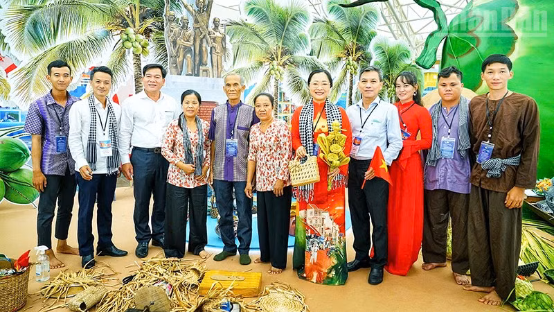 ndo_tr_anh-4-du-khach-chup-anh-luu-niem-voi-cac-nghe-nhan.jpg