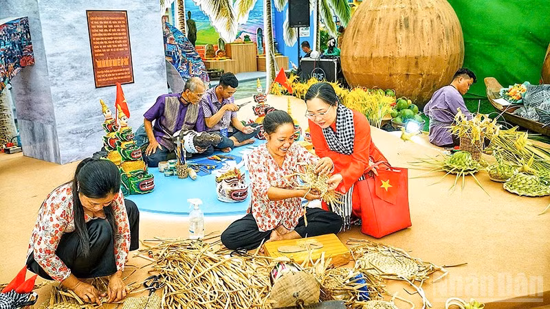 ndo_br_anh-5-cac-nghe-nhan-dang-trinh-dien-tay-nghe-cua-minh.jpg