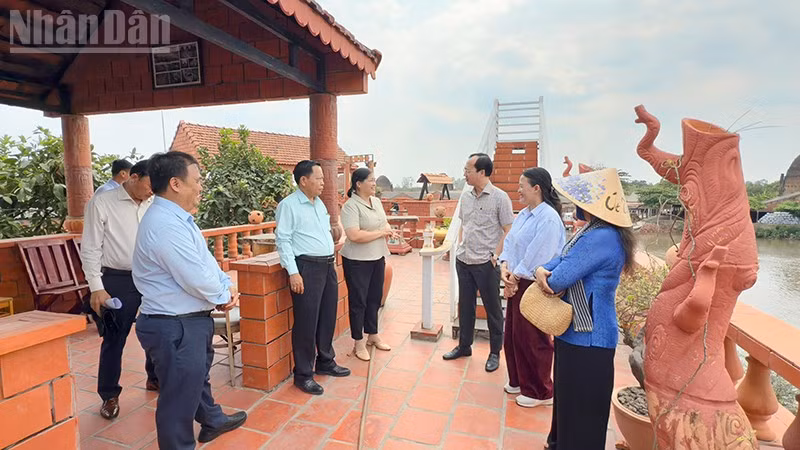 Lãnh đạo tỉnh Vĩnh Long cùng đoàn khảo sát. 