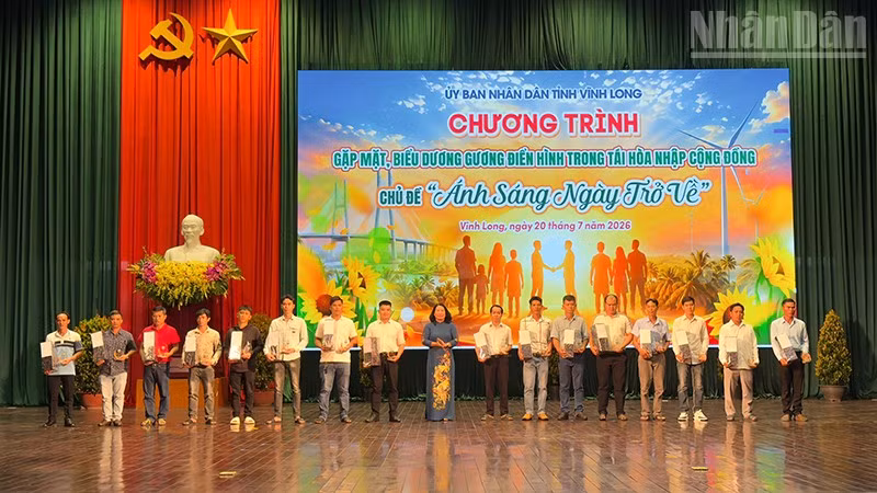 Lãnh đạo tỉnh tuyên dương gương điển hình trong tái hòa nhập cộng đồng. 