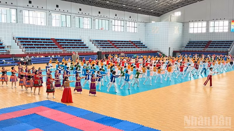 Một tiết mục đồng diễn dân vũ. 