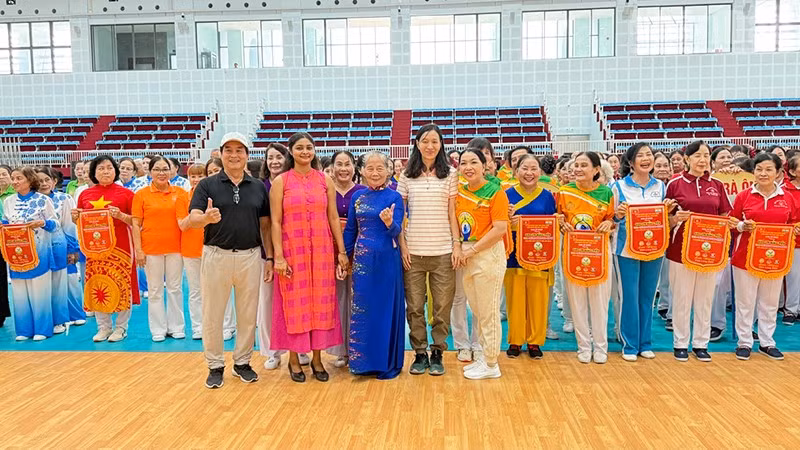 ndo_tr_anh-2-dai-dien-dai-su-quan-an-do-chup-hinh-luu-niem.jpg
