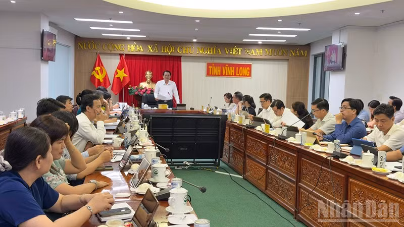 Lãnh đạo tỉnh Vĩnh Long phát biểu tại hội nghị. 