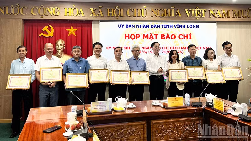 Lãnh đạo tỉnh trao Bằng khen cho nhà báo, phóng viên. 