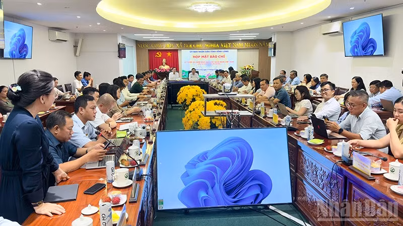 ndo_br_anh-5-hop-mat.jpg