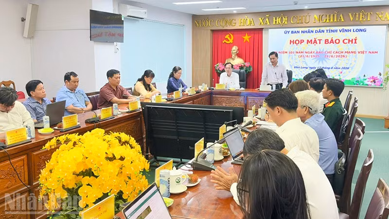 ndo_bl_anh-3-hop-mat.jpg
