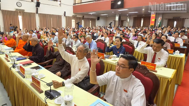 Đại biểu biểu quyết thông qua nghị quyết. 