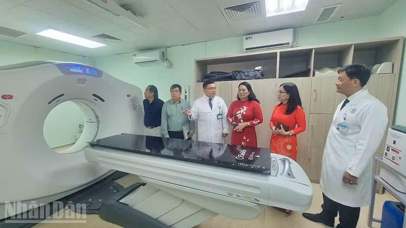 Hệ thống xạ trị bằng máy gia tốc tuyến tính điều trị ung thư tại Bệnh viện đa khoa tỉnh Vĩnh Long. 