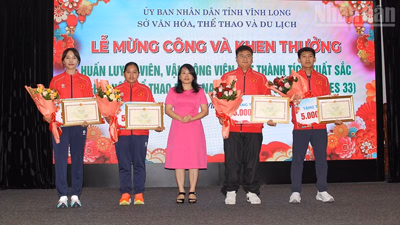 ndo_tr_anh-3-trao-khen-cho-vdv-xuat-sac.jpg
