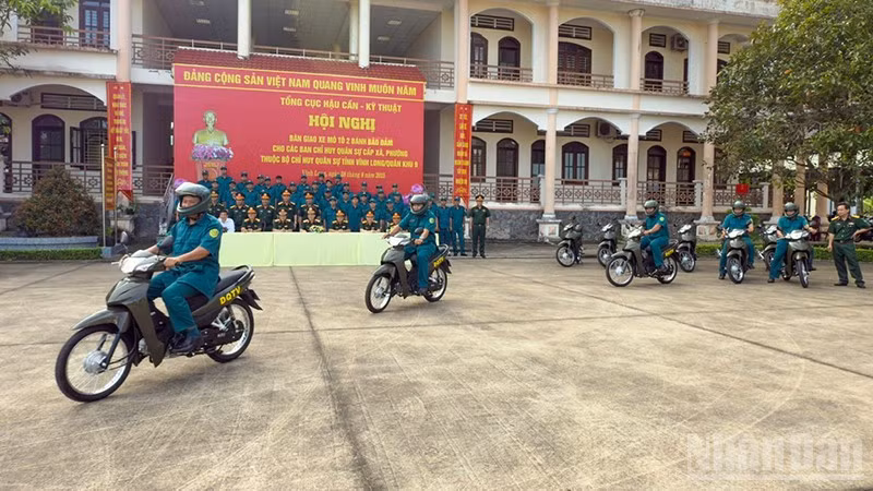 ndo_br_anh-3-dan-quan-tu-ve-chay-thu-xe.jpg