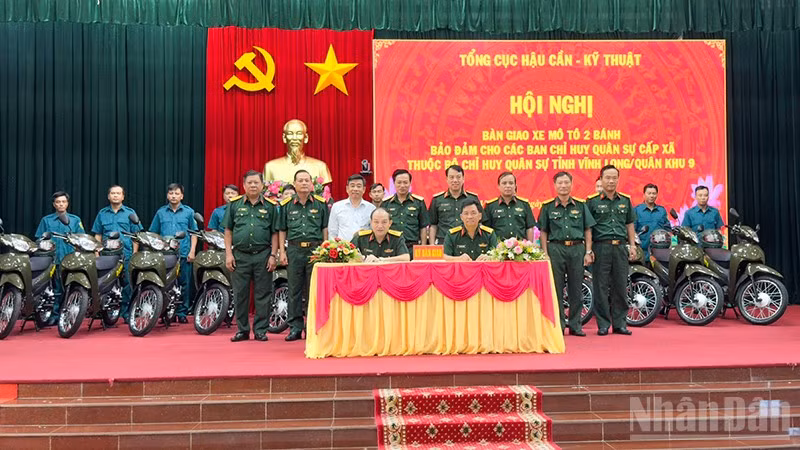 Lễ ký kết bàn giao xe 2 bánh cho tỉnh Vĩnh Long sáng nay. 