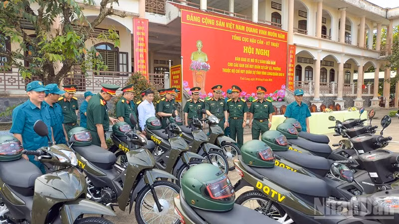 ndo_br_anh-2-dai-bieu-tham-quan-xe-ban-giao.jpg