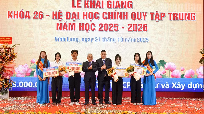 Ban Giám hiệu nhà trường trao học bổng cho tân sinh viên đạt Á khoa.