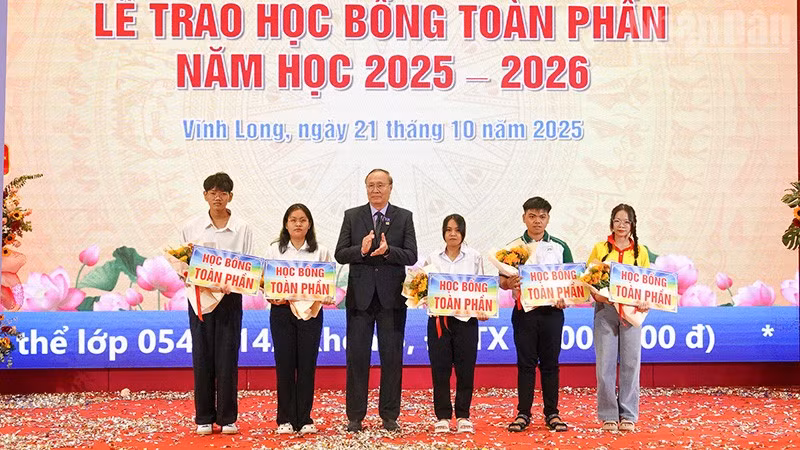 ndo_tr_anh-2-trao-hoc-cho-sinh-vien-toan-phan.jpg