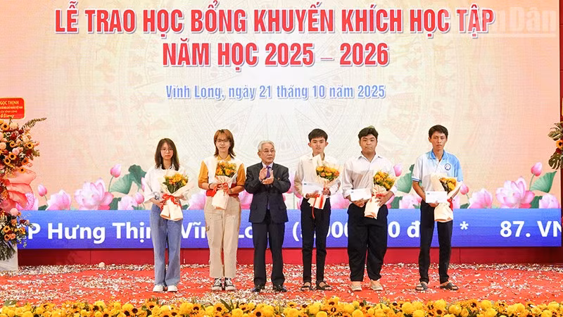 ndo_tr_anh-3-trao-hoc-bong-cho-tan-sinh-vien-gia-dinh-nguoi-co-cong.jpg