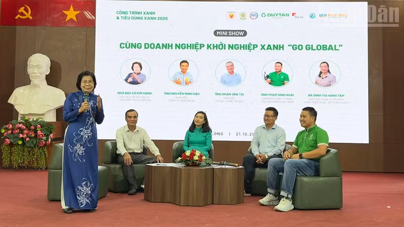 Doanh nghiệp tham gia talkshow khởi nghiệp xanh.
