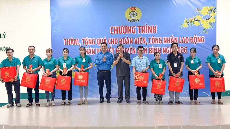 Đồng chí Trần Văn Rón trao quà Tết cho đoàn viên, người lao động. 