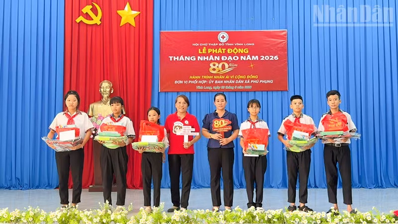 Trao quà và học bổng cho học sinh học giỏi. 