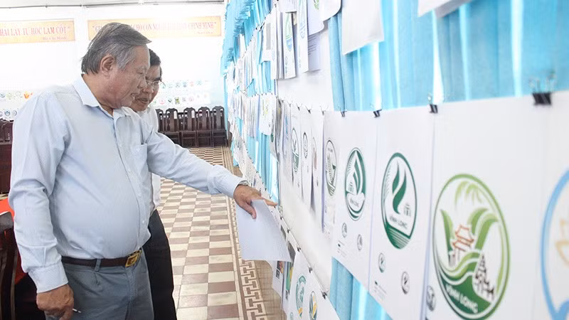 Thành viên Ban giám khảo biểu trưng Vĩnh Long. 