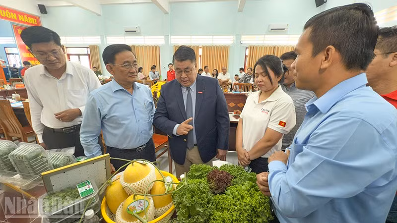 Lãnh đạo Sở Công thương tỉnh Vĩnh Long và GO! tham quan sản phẩm OCOP. 