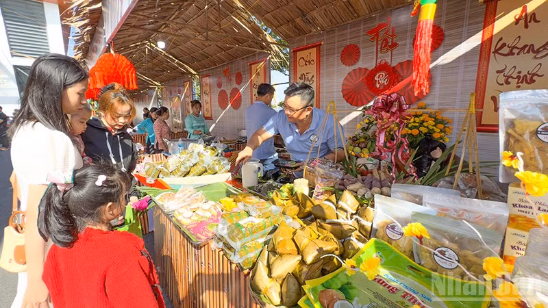 ndo_br_anh-4-du-khach-mua-san-pham-du-lich.jpg