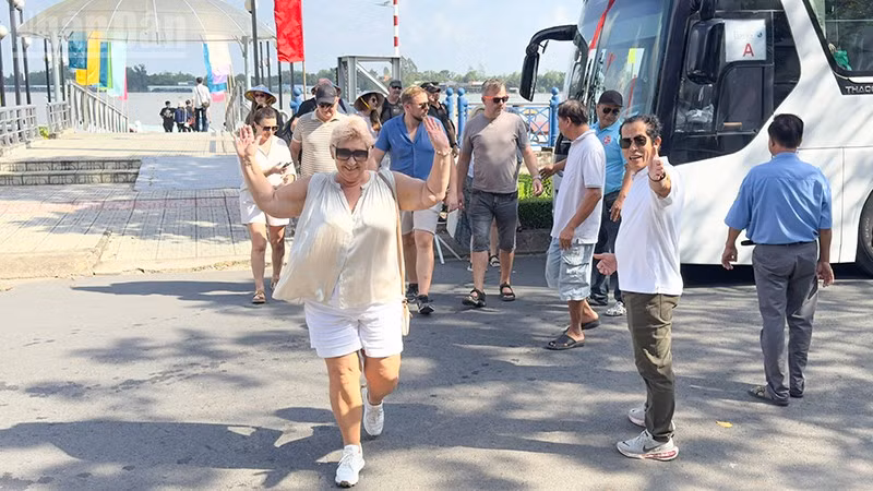ndo_tl_anh-5-khach-quoc-te-den-vl.jpg
