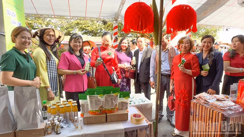 ndo_br_anh-2-tham-quan-cac-gian-hang.jpg