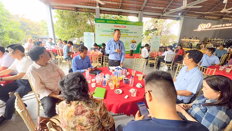 Hiệp hội Doanh nghiệp tỉnh Vĩnh Long chia sẻ tại hội nghị. 