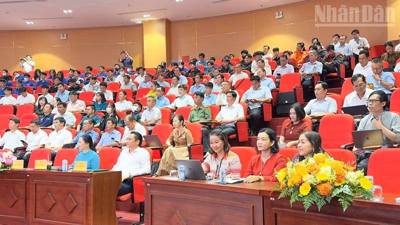 Đại biểu tham dự hội thảo. 